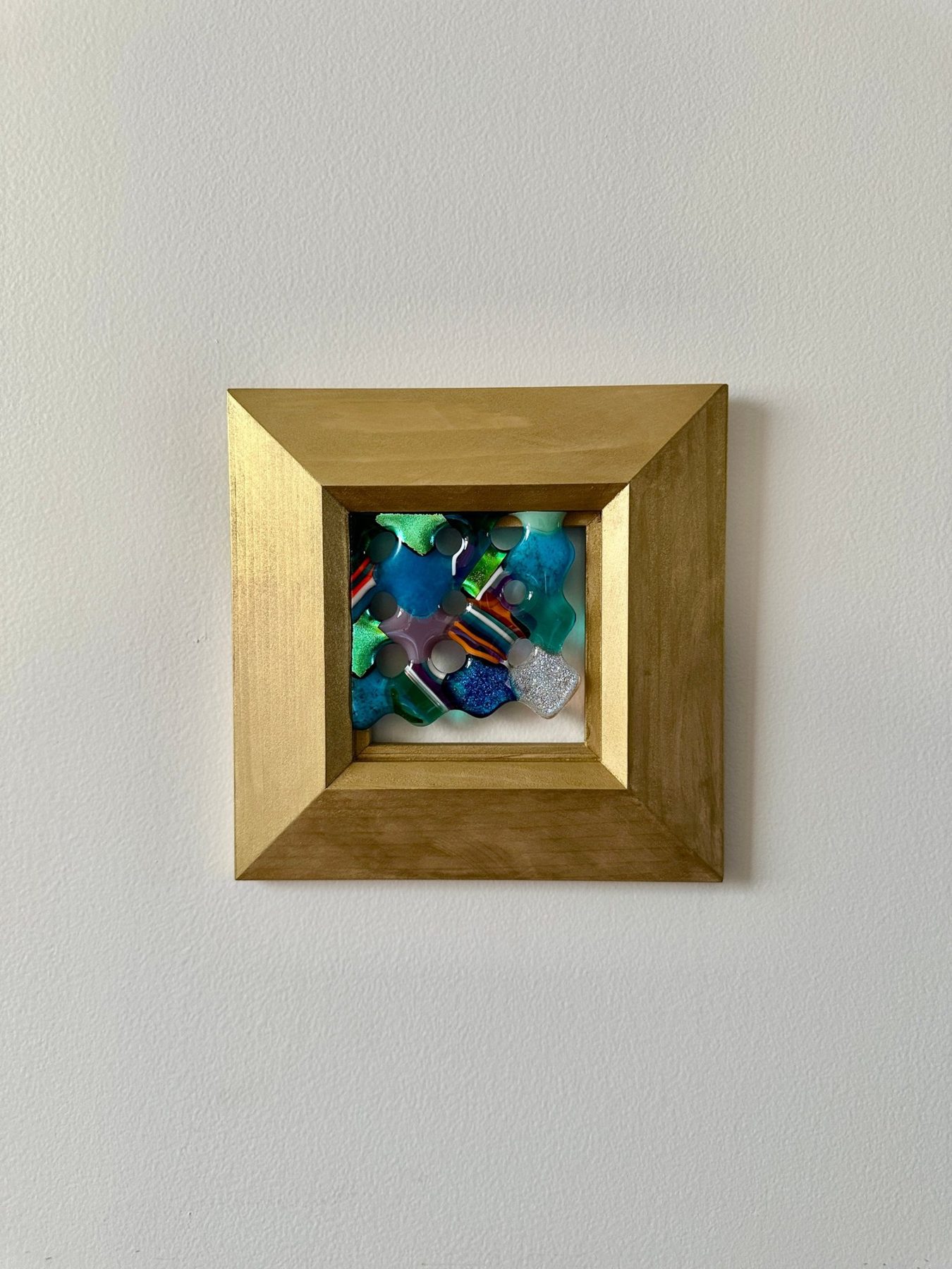 ゴールドの額に収められた律量×硝子の作品