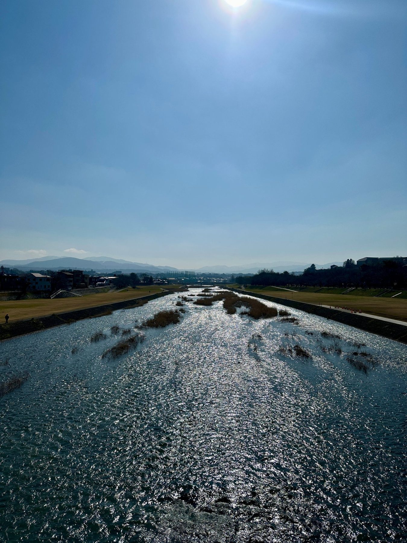 光る川面と遠くの山並み
